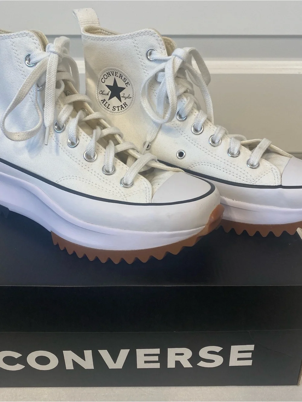 CONVERSE RUN STAR HIKE PLATFORM NEW IN BOX!  HI TOP, WHITE, WOMENS 8